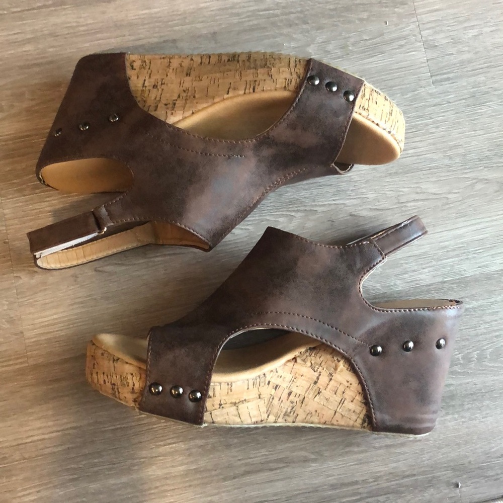 Brown cork wedges